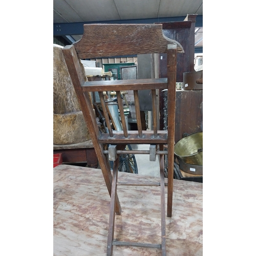 22 - Early 20th C. oak folding fisherman's chair. {67 cm H x 26 cm W x 39 cm D}.