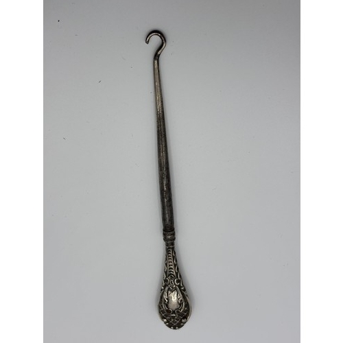 550 - 1905 Silver Handle Button Hook Hallmarked Birmingham. Makers mark Henry Matthews 18.7g
