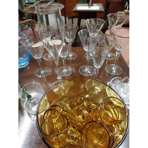 481 - Miscellaneous lot of twenty eight pieces of glassware including wine glasses, amber punch bowl and g... 