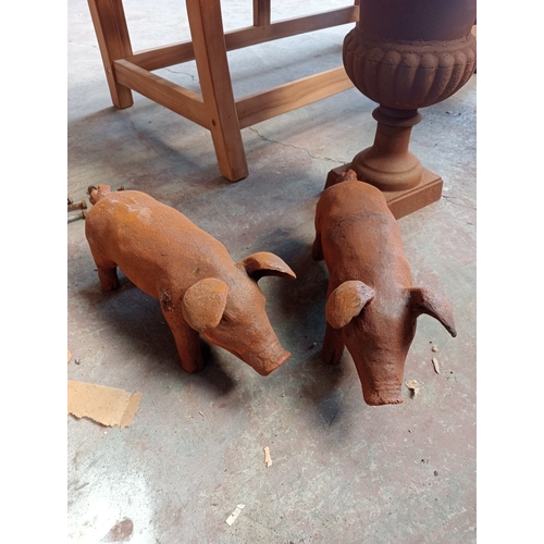 19 - Pair of cast iron piglets. {H 19cm x W 13cm x D 40cm}. NOT ON SITE FOR VIEWING