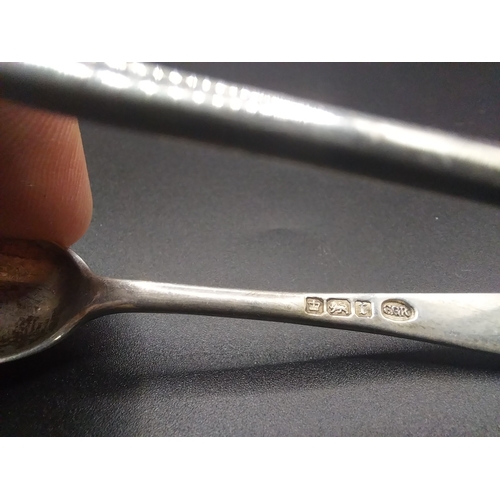 35 - Silver sugar tongs. Hallmarked in London. Wt: 19.3 grms.