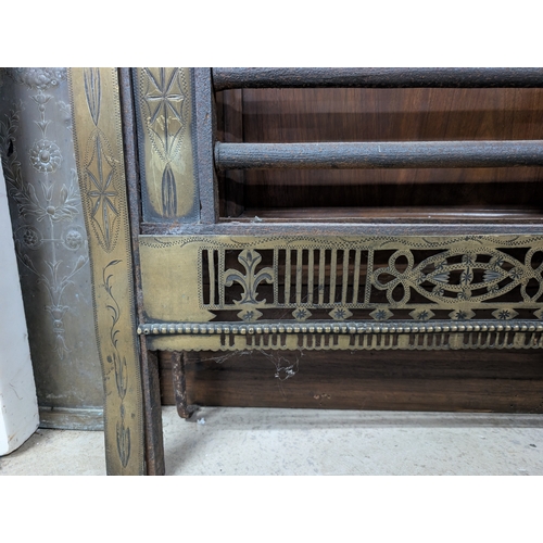 53 - Irish Georgian brass and metal fire grate. {61 cm H x 70 cm W}.