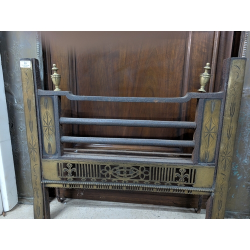 53 - Irish Georgian brass and metal fire grate. {61 cm H x 70 cm W}.