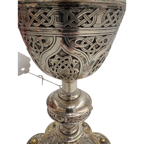 2 - 18 ct Irish gold and silver Chalice decorated with Celtic design. Hallmarked in Cork 1926.
Maker's n... 