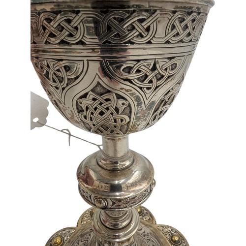 2 - 18 ct Irish gold and silver Chalice decorated with Celtic design. Hallmarked in Cork 1926.
Maker's n... 