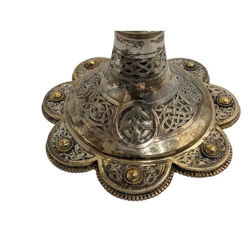 2 - 18 ct Irish gold and silver Chalice decorated with Celtic design. Hallmarked in Cork 1926.
Maker's n... 