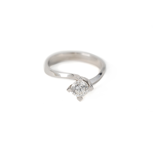 33 - Classic Diamond Twist Ring  

A classic solitary diamond ring with a round diamond at the centrepiec... 