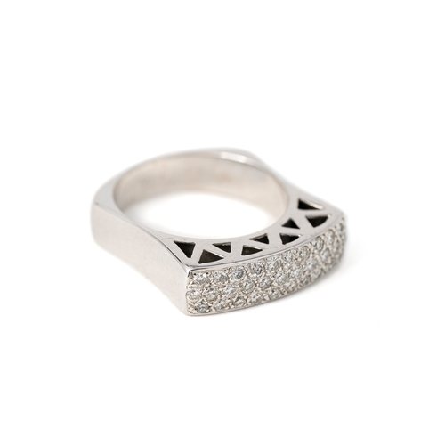 38 - An Elegant Raised Setting Diamond Ring

A diamond gold ring with a raised openwork setting, designed... 