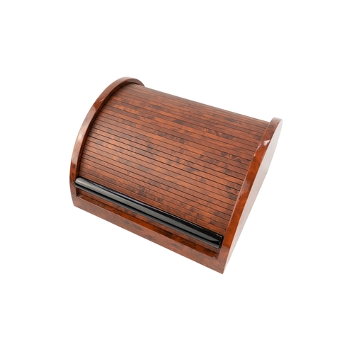 148 - Visconti Lacquer Pen Holder   

Featuring a slatted roll-down opening, this lacquer pen case elegant... 