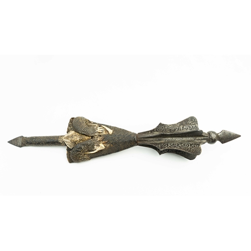 155 - A LIZARD LEATHER SPEAR HEAD, Of traditional spearhead form, the mid-rib featuring a lozenge-shaped r... 