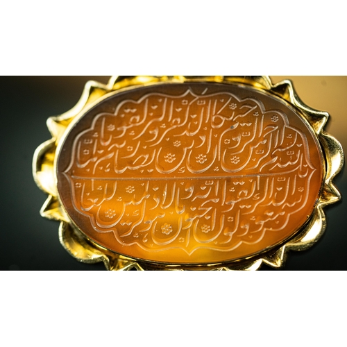 29 - AN AGATHE OVAL PENDANT Of oval form, the agate stone bearing a verse from Quran, set in a silver mou... 