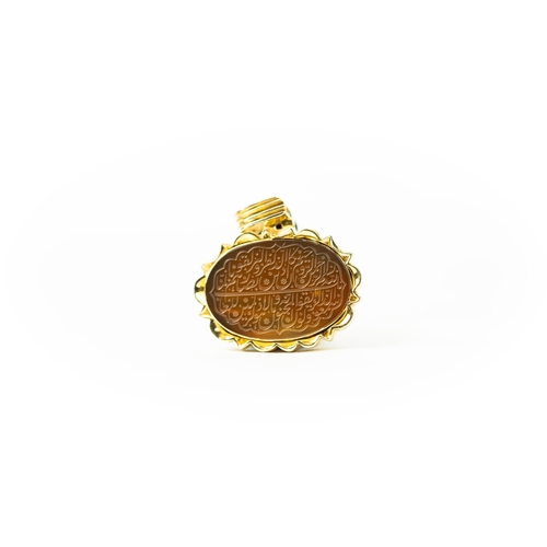 29 - AN AGATHE OVAL PENDANT Of oval form, the agate stone bearing a verse from Quran, set in a silver mou... 