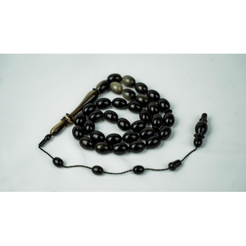 58 - The tasbih strung  with 33  ovoid  beads, flat stops, narrowing and nicely elongating imama with fiv... 