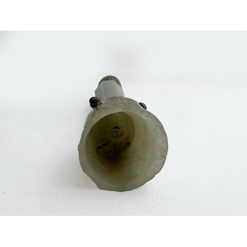 113 - A Mughal GEM SET JADE FLYWHISK HOLDER, Of pale green jade, the upper cup-shaped socket carved with l... 