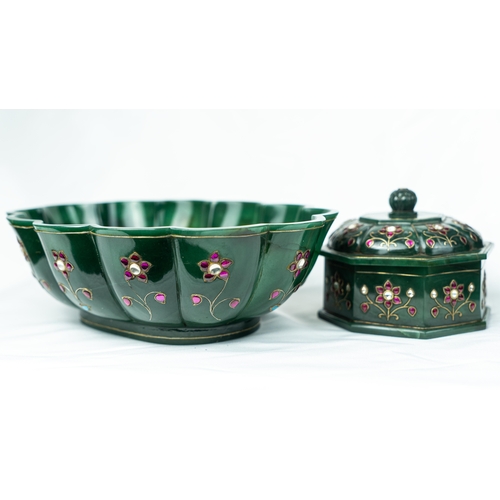 82 - A MUGHAL STYLE GEM-SETTED GREEN BOWL AND OCTAGONAL LIDDED BOX SET, Of deep rounded form supported by... 