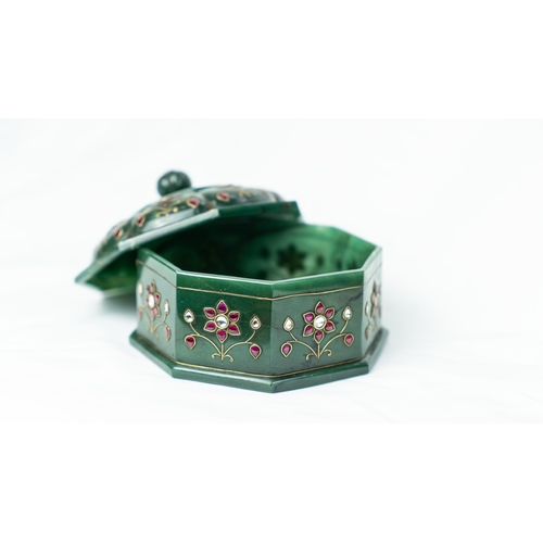 82 - A MUGHAL STYLE GEM-SETTED GREEN BOWL AND OCTAGONAL LIDDED BOX SET, Of deep rounded form supported by... 