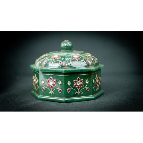 82 - A MUGHAL STYLE GEM-SETTED GREEN BOWL AND OCTAGONAL LIDDED BOX SET, Of deep rounded form supported by... 