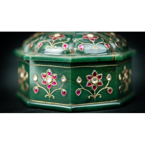 82 - A MUGHAL STYLE GEM-SETTED GREEN BOWL AND OCTAGONAL LIDDED BOX SET, Of deep rounded form supported by... 