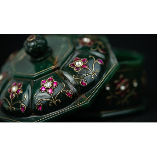 82 - A MUGHAL STYLE GEM-SETTED GREEN BOWL AND OCTAGONAL LIDDED BOX SET, Of deep rounded form supported by... 