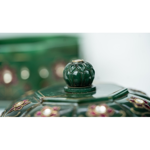 82 - A MUGHAL STYLE GEM-SETTED GREEN BOWL AND OCTAGONAL LIDDED BOX SET, Of deep rounded form supported by... 