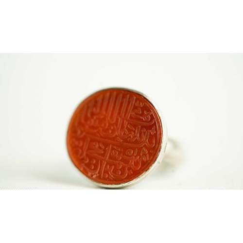 146 - A TIMURID ENGRAVED SEAL RING, Nicely incised hardstone setin plain silver framed ring, al-Malik abd ... 