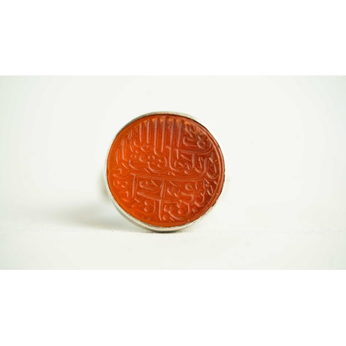 146 - A TIMURID ENGRAVED SEAL RING, Nicely incised hardstone setin plain silver framed ring, al-Malik abd ... 