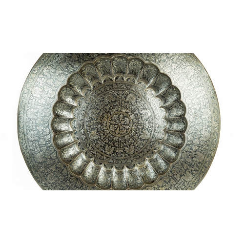 114 - SILVER INLAID BIDRI TRAY (THALI), DECCAN INDIA, 19TH CENTURY, Of shallow rounded form, resting on a ... 