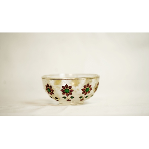 139 - AN INDIAN MUGHAL GEMSET ROCK CRYSTAL BOWL, A gem-set crystal bowl, raised on a short foot and embell... 