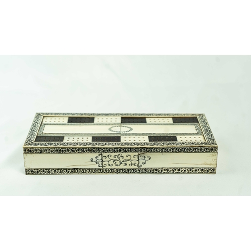 48 - AN ANGLO-INDIAN BONE AND SADELI-WARE GAMEBOX WITH CHECKERS, Of rectangular form, the top with a crib... 