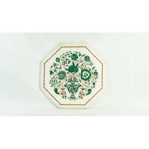 1 - AN INDIAN INLAID MARBLE PLAQUE / TABLE TOP, Of octagonal form, inlaid with scrolling flowers cascadi... 