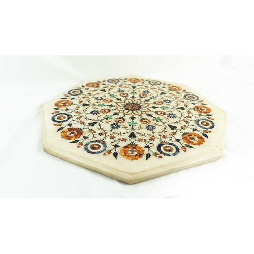 7 - AN OCTOGONAL LARGE INLAID MARBLE PLAQUE WITH VARIEGATED SEMI-PRECIOUS STONES, WITH FLOWERS, INDIA, O... 