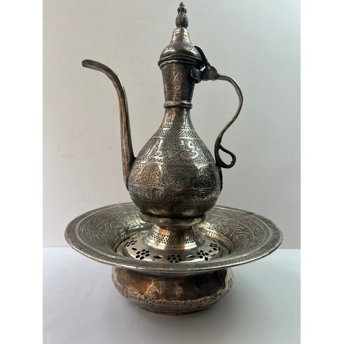 22 - A SILVER GILTED COPPER EWER AND BASIN SET
1583 gr
30 cm high
29 cm dia