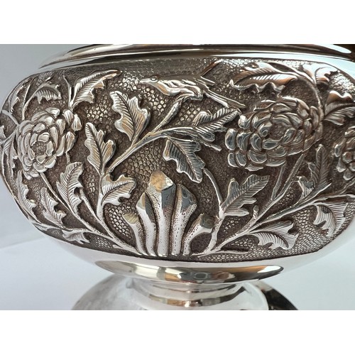 39 - A GERMAN SILVER FOOTED BOWL
977 gr
13,5 mouth dia
15,5 cm base dia
15,5 high