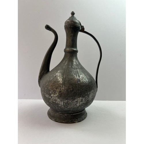 40 - A BRASS
 EWER
1195 gr
approx. 32 cm
13 cm base dia