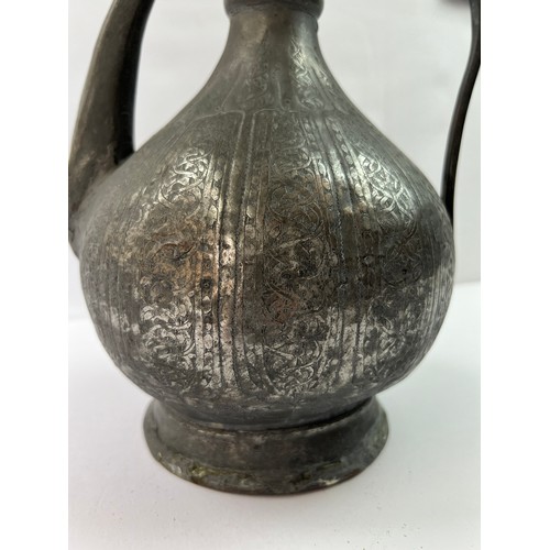 40 - A BRASS
 EWER
1195 gr
approx. 32 cm
13 cm base dia