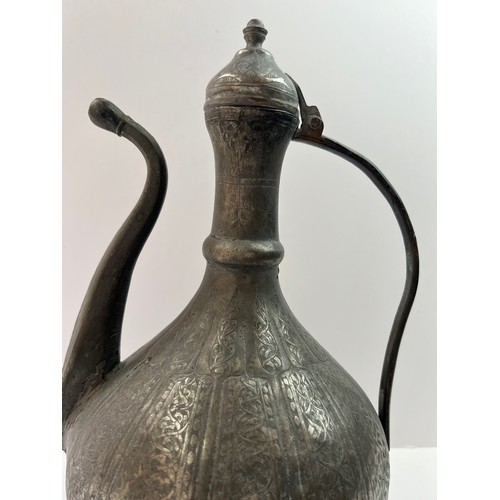 40 - A BRASS
 EWER
1195 gr
approx. 32 cm
13 cm base dia