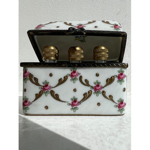 81 - HAND PAINTED PORCELAIN TRINKET BOX WITH 3 GLASS PERFUME BOTTLES, 20TH CENTURY, EUROPE
Of rectangular... 