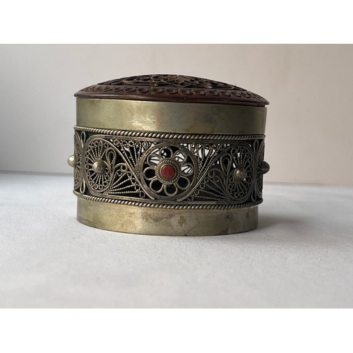 90 - WOOD ENGRAVED SILVER BOX
circular form, carved wood cover, hinged , box with filigree decoration, th... 