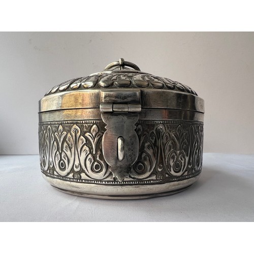 91 - A LARGE SILVER ROUND LIDDED BOX
MIDDLE EAST, OMAN
Of circular form, the hinged lid featuring a centr... 