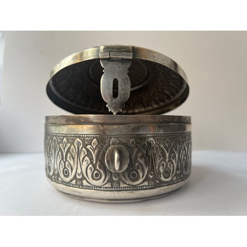 91 - A LARGE SILVER ROUND LIDDED BOX
MIDDLE EAST, OMAN
Of circular form, the hinged lid featuring a centr... 