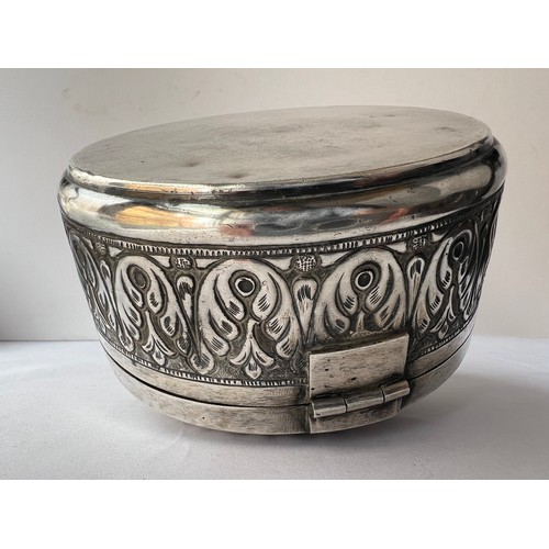 91 - A LARGE SILVER ROUND LIDDED BOX
MIDDLE EAST, OMAN
Of circular form, the hinged lid featuring a centr... 