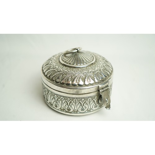 91 - A LARGE SILVER ROUND LIDDED BOX
MIDDLE EAST, OMAN
Of circular form, the hinged lid featuring a centr... 