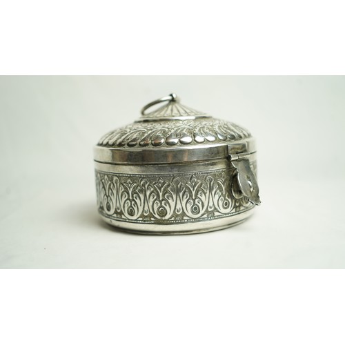 91 - A LARGE SILVER ROUND LIDDED BOX
MIDDLE EAST, OMAN
Of circular form, the hinged lid featuring a centr... 