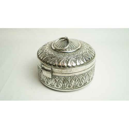 91 - A LARGE SILVER ROUND LIDDED BOX
MIDDLE EAST, OMAN
Of circular form, the hinged lid featuring a centr... 