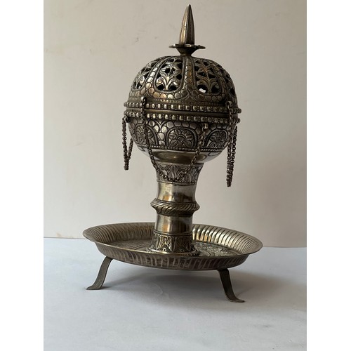 93 - A SILVER AND STEEL INCENSE BURNER
648 gr
approx. 32 cm
11 cm base dia 
globe dia 8,5 cm dia