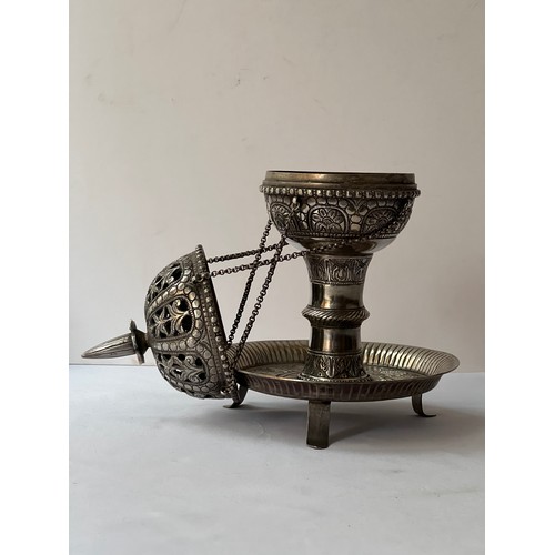 93 - A SILVER AND STEEL INCENSE BURNER
648 gr
approx. 32 cm
11 cm base dia 
globe dia 8,5 cm dia