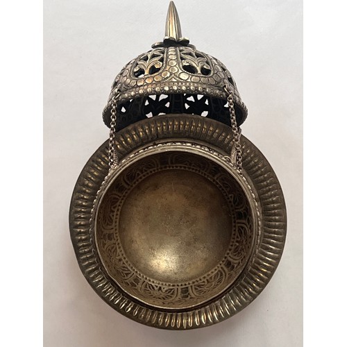 93 - A SILVER AND STEEL INCENSE BURNER
648 gr
approx. 32 cm
11 cm base dia 
globe dia 8,5 cm dia