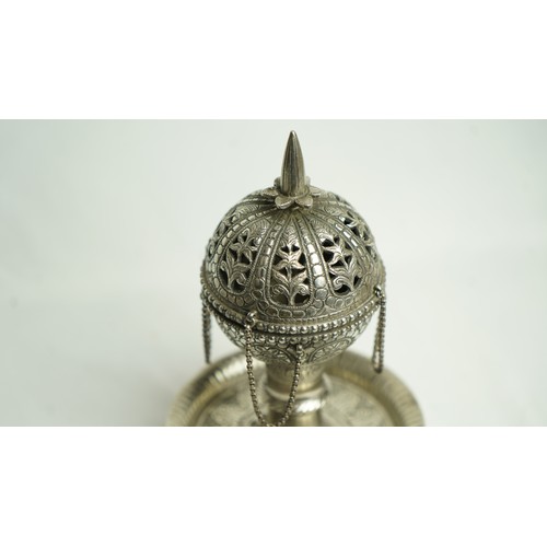 93 - A SILVER AND STEEL INCENSE BURNER
648 gr
approx. 32 cm
11 cm base dia 
globe dia 8,5 cm dia