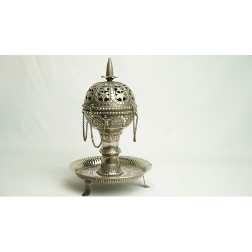 93 - A SILVER AND STEEL INCENSE BURNER
648 gr
approx. 32 cm
11 cm base dia 
globe dia 8,5 cm dia