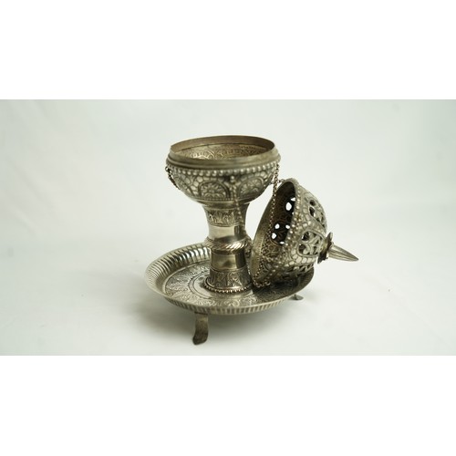 93 - A SILVER AND STEEL INCENSE BURNER
648 gr
approx. 32 cm
11 cm base dia 
globe dia 8,5 cm dia